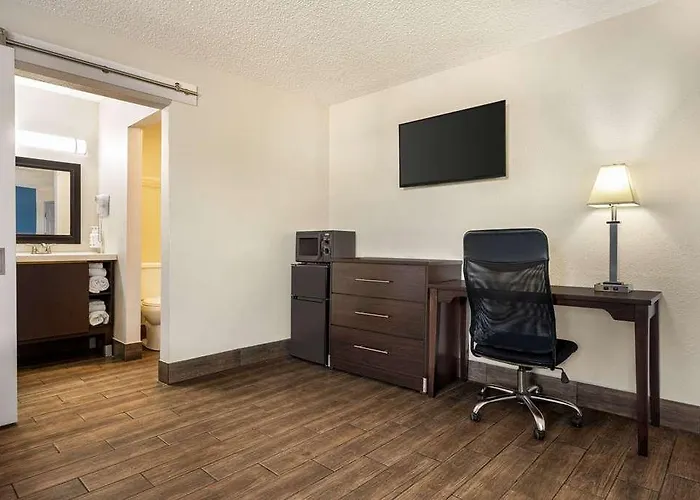 Baymont Hotel *